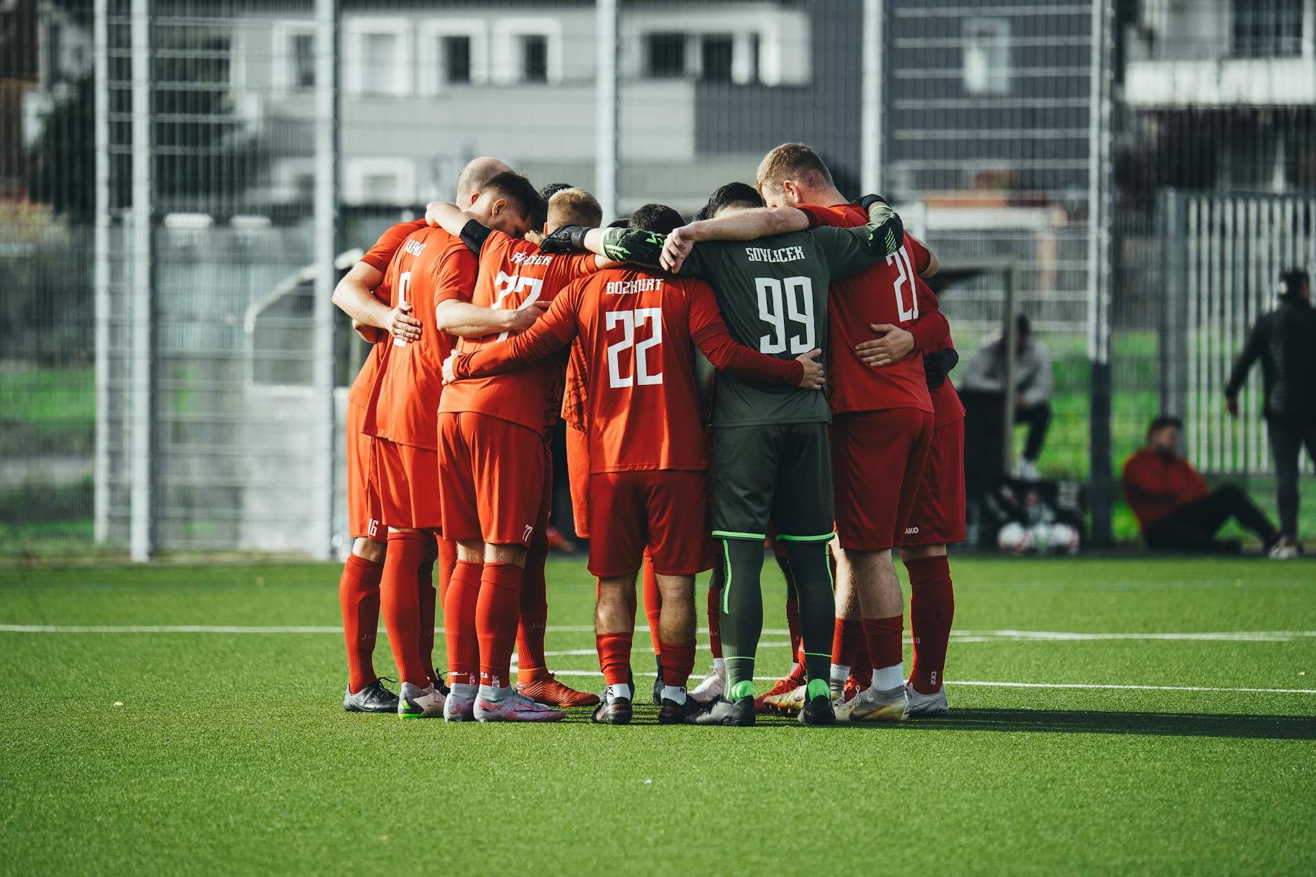Jugendfußball auf einem Sportplatz